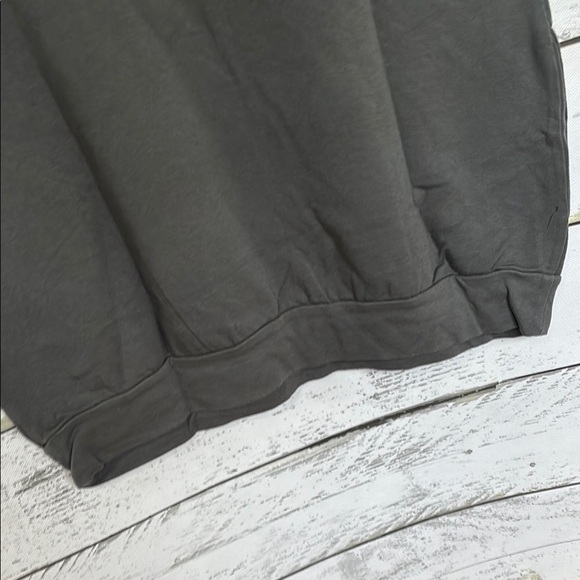 NWT Gray Sleeveless Muscle Tee w hood
Eco friendly Ladies - Picture 8 of 8